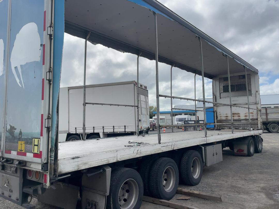 Photo '3' of Roadmaster FG 5A-11.94 Curtain/Chiller Full