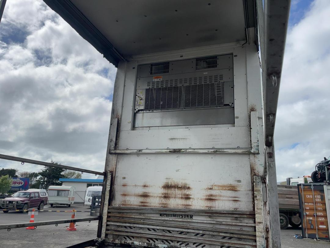 Photo '13' of Roadmaster FG 5A-11.94 Curtain/Chiller Full