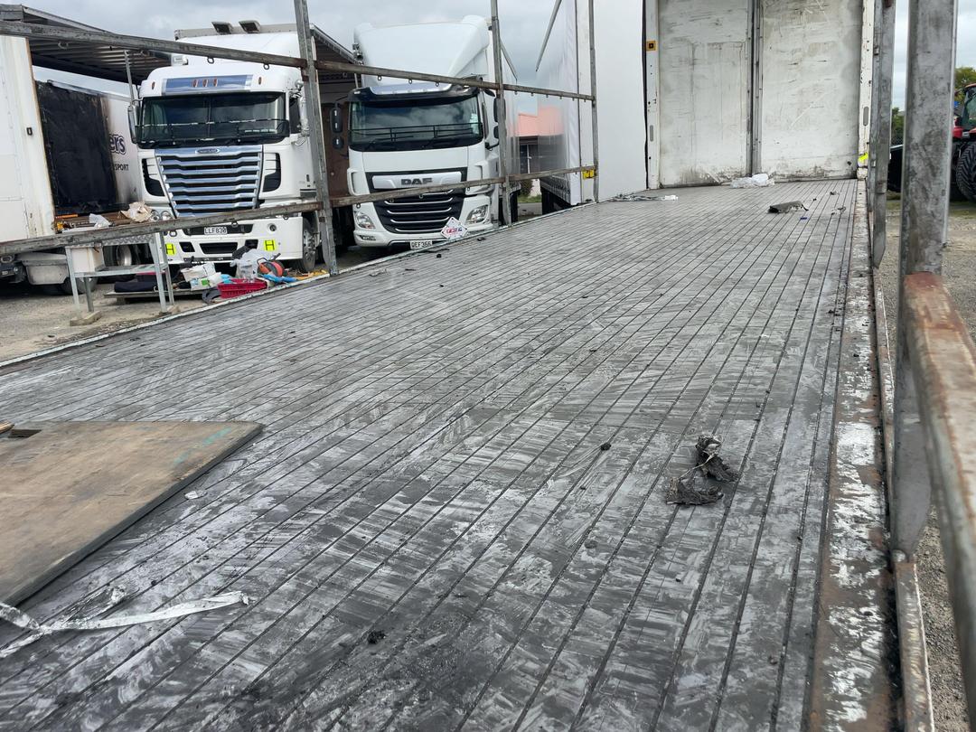 Photo '17' of Roadmaster FG 5A-11.94 Curtain/Chiller Full