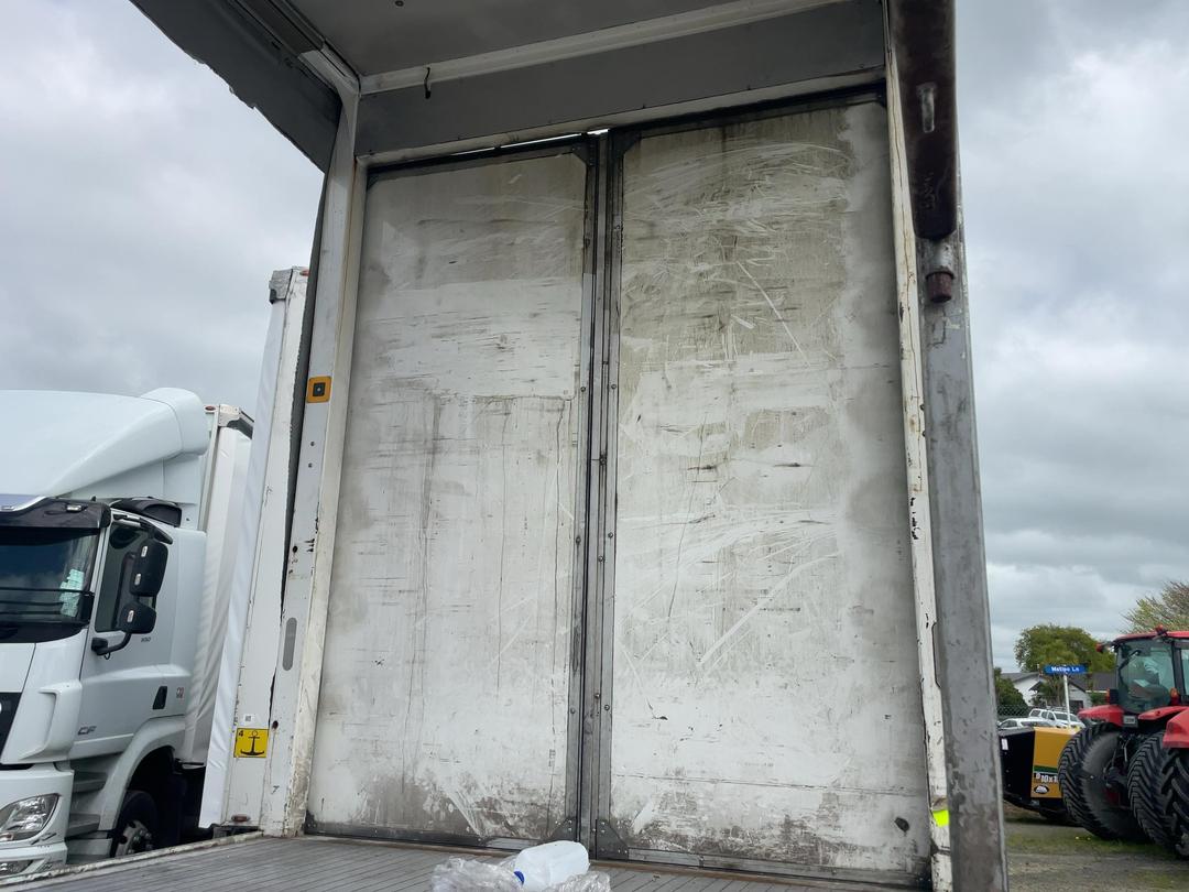 Photo '20' of Roadmaster FG 5A-11.94 Curtain/Chiller Full