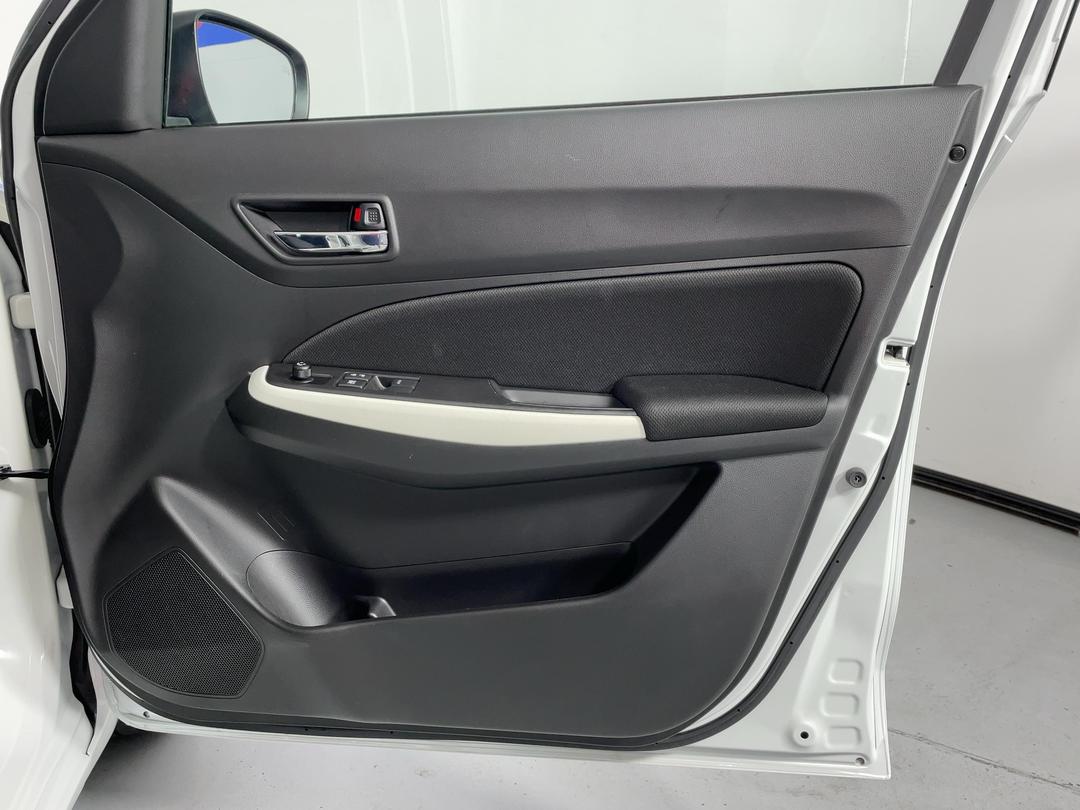 Photo '15' of Suzuki Swift