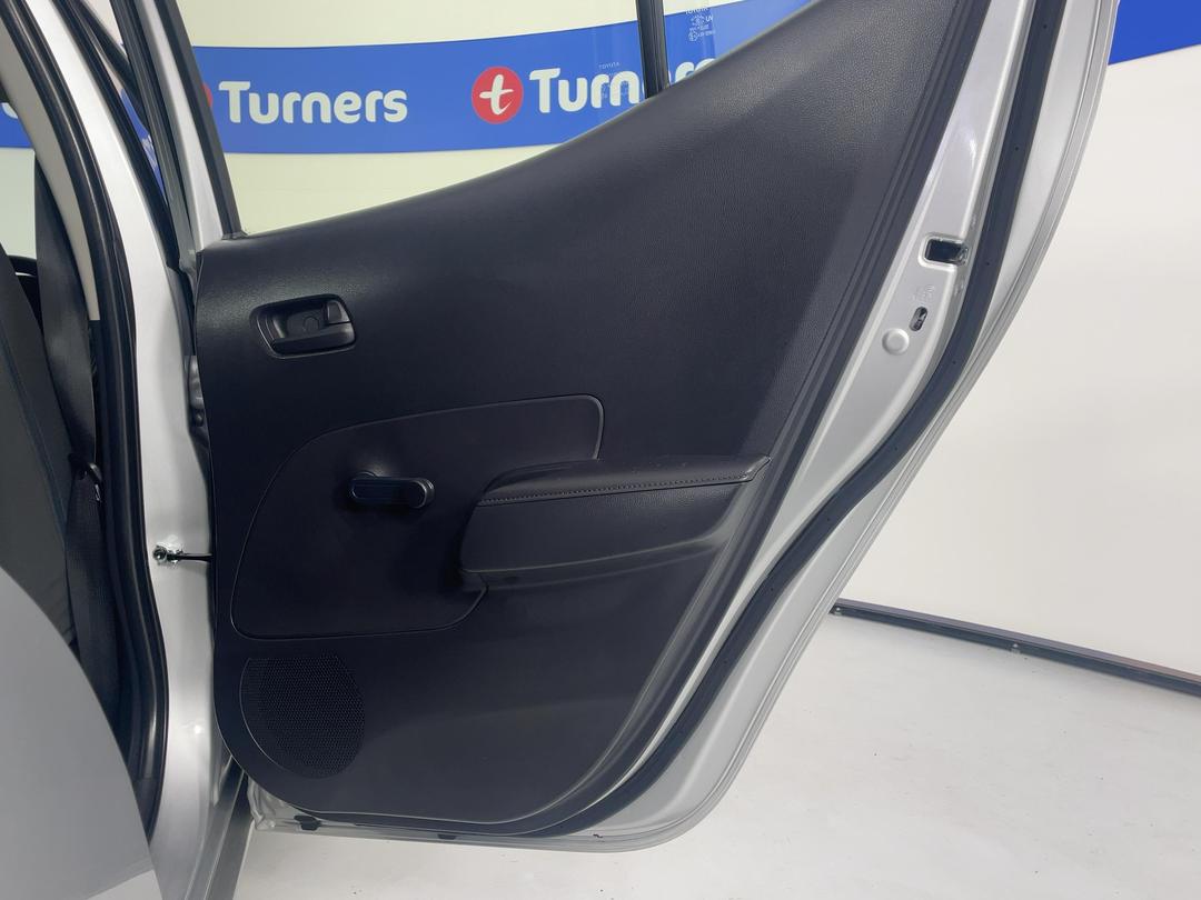Photo '19' of Toyota Aqua