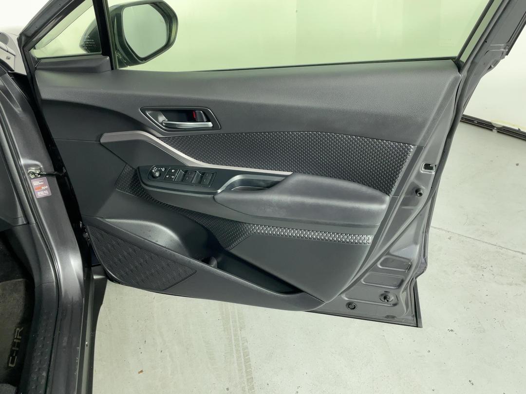 Photo '15' of Toyota C-HR
