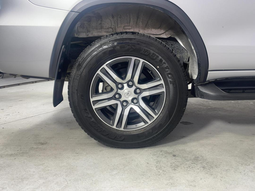 Photo '12' of Toyota Fortuner