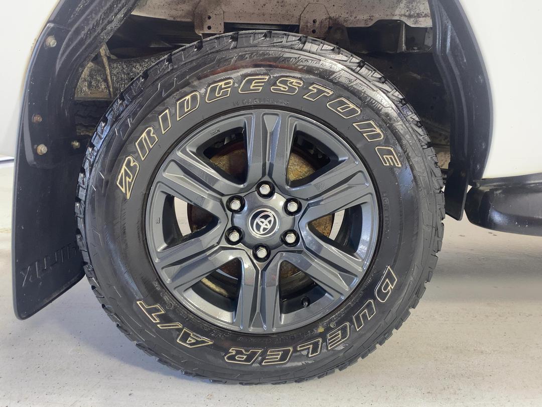 Photo '12' of Toyota Hilux