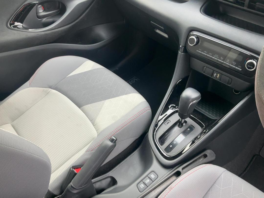 Photo '14' of Toyota Yaris ZR