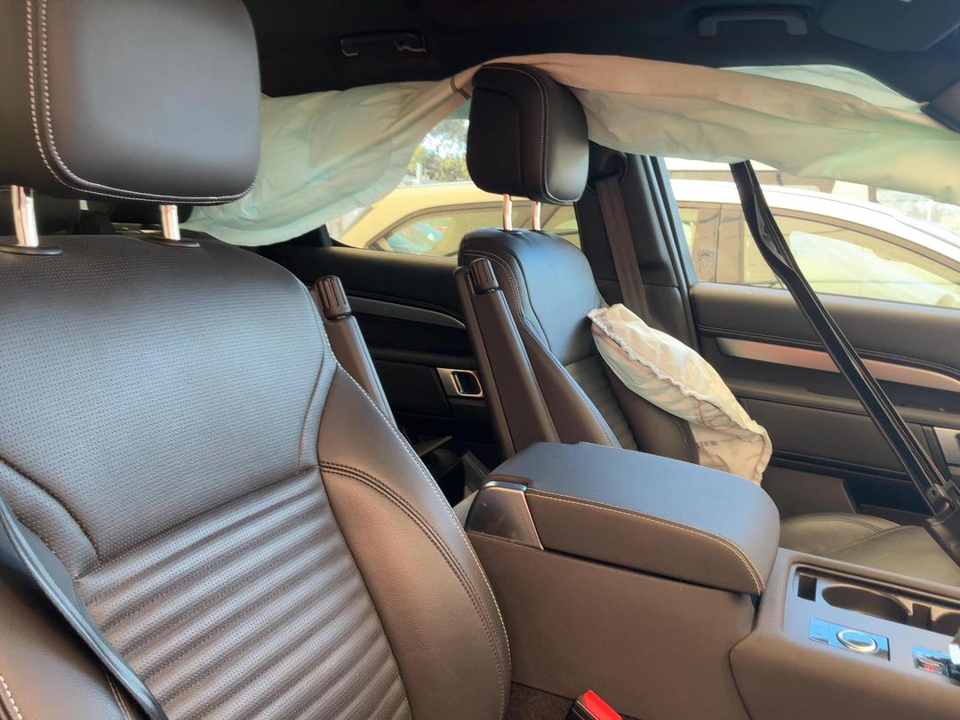 Photo '17' of Land Rover Discovery D250 Dynamic SE