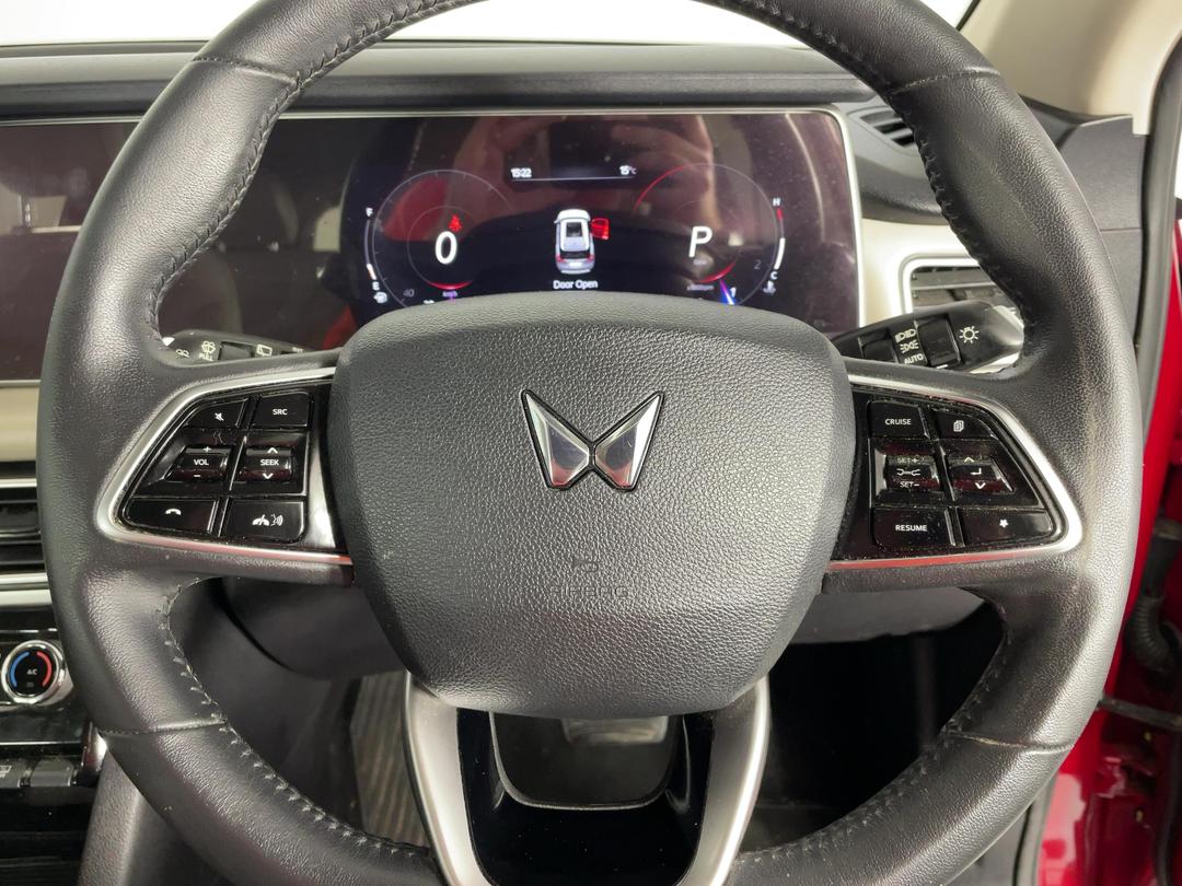 Photo '23' of Mahindra XUV