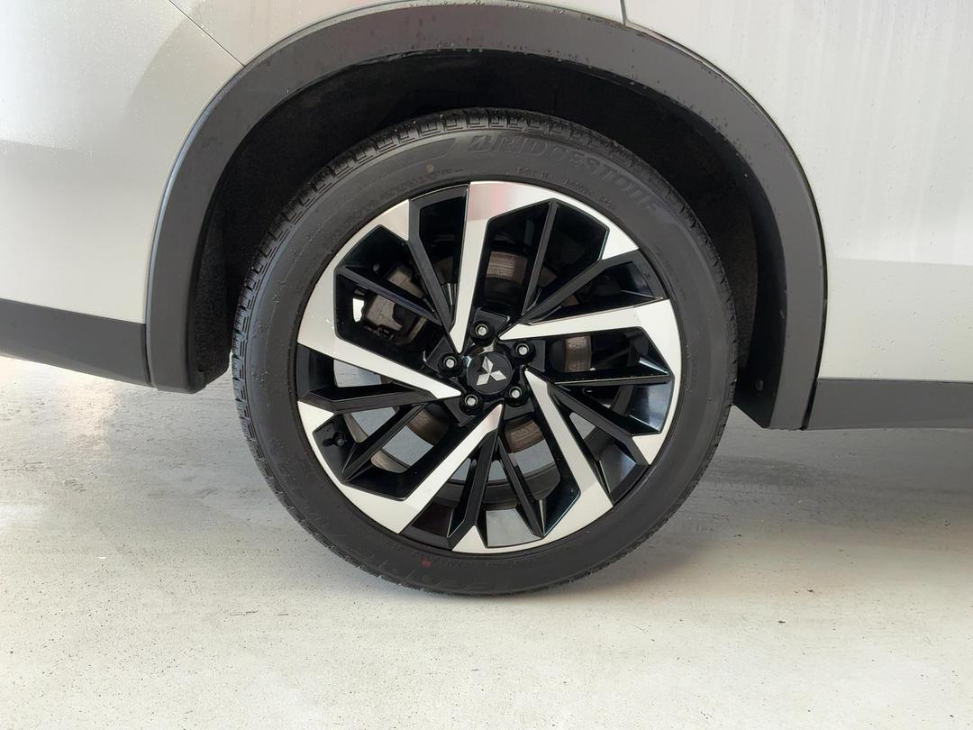 Photo '12' of Mitsubishi Outlander