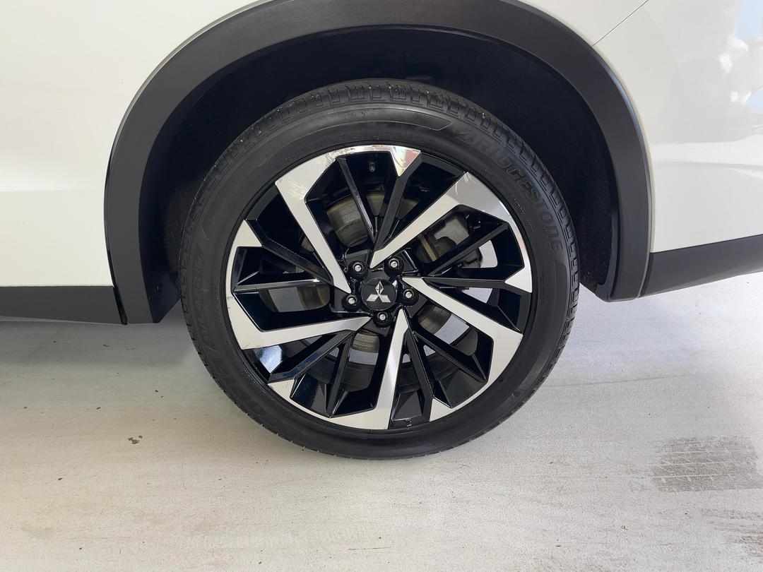 Photo '11' of Mitsubishi Outlander