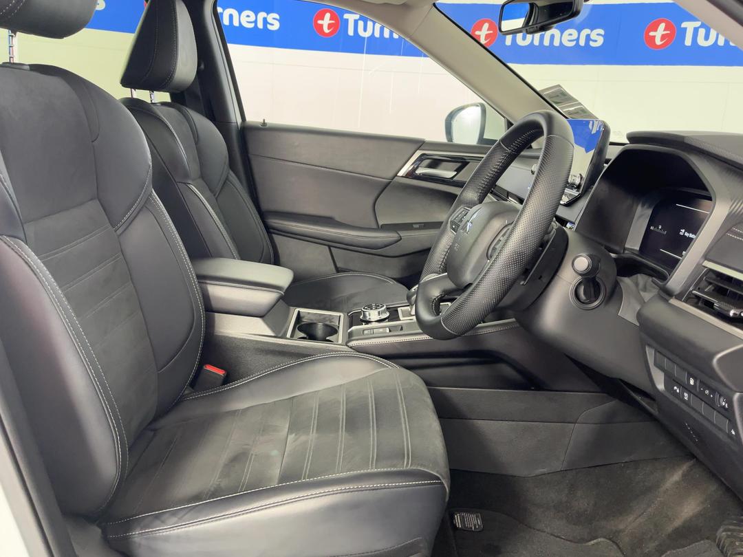 Photo '16' of Mitsubishi Outlander
