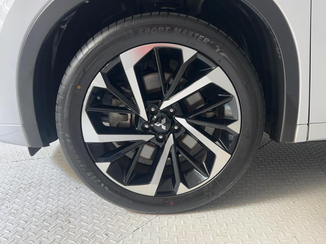 Photo '10' of Mitsubishi Outlander