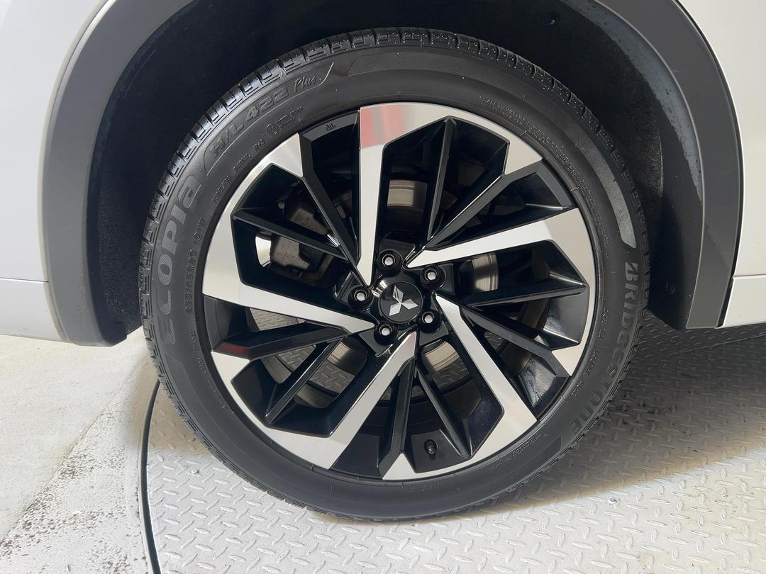 Photo '12' of Mitsubishi Outlander