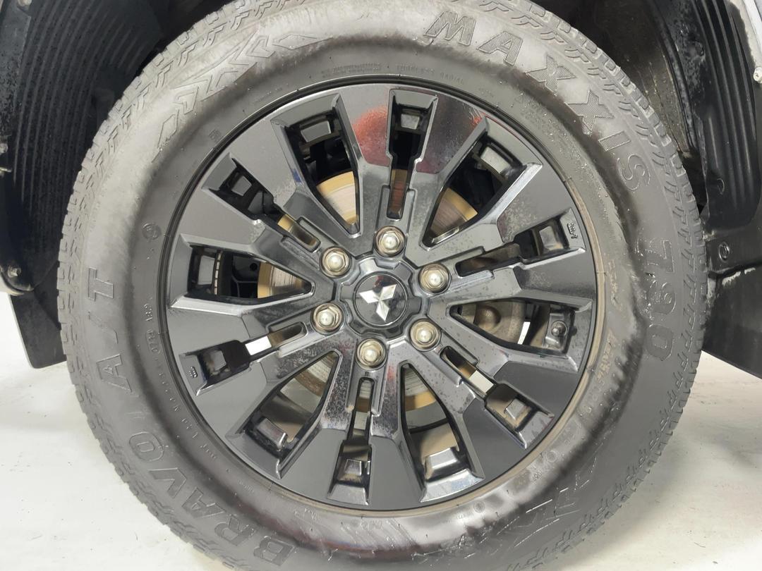 Photo '10' of Mitsubishi Triton