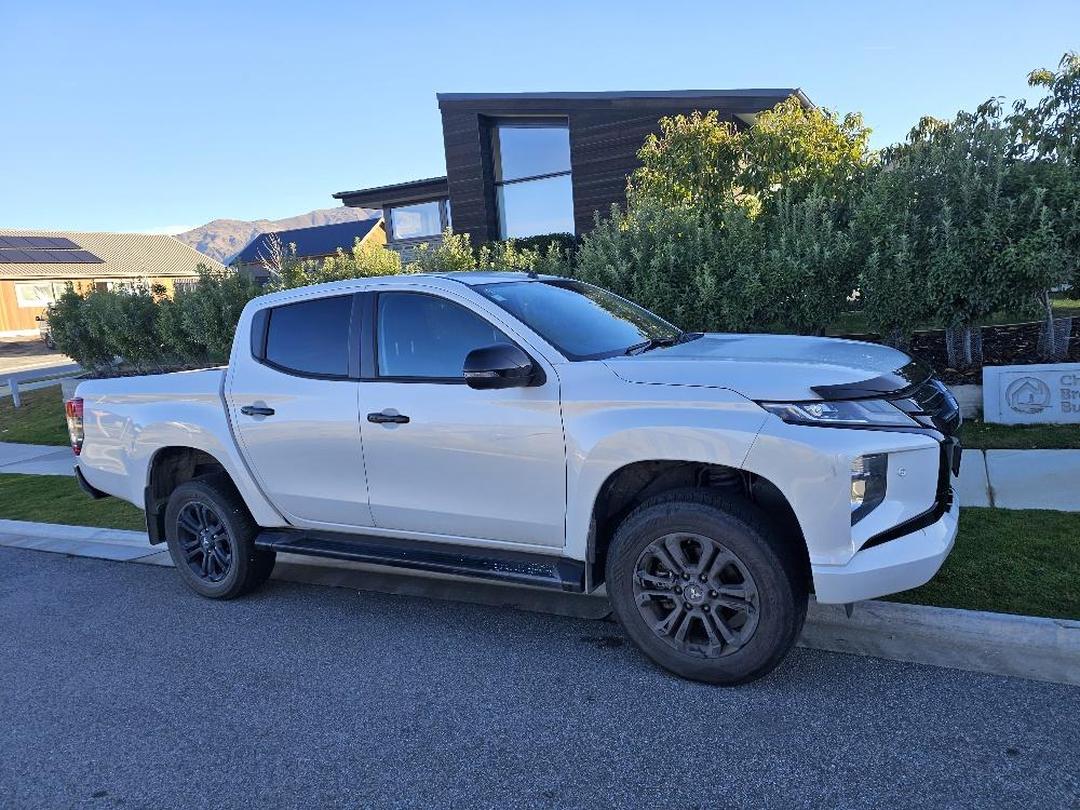 Photo '4' of Mitsubishi Triton DC GSR 4WD 6AT Photo '4' of Mitsubishi Triton DC GSR 4WD 6AT