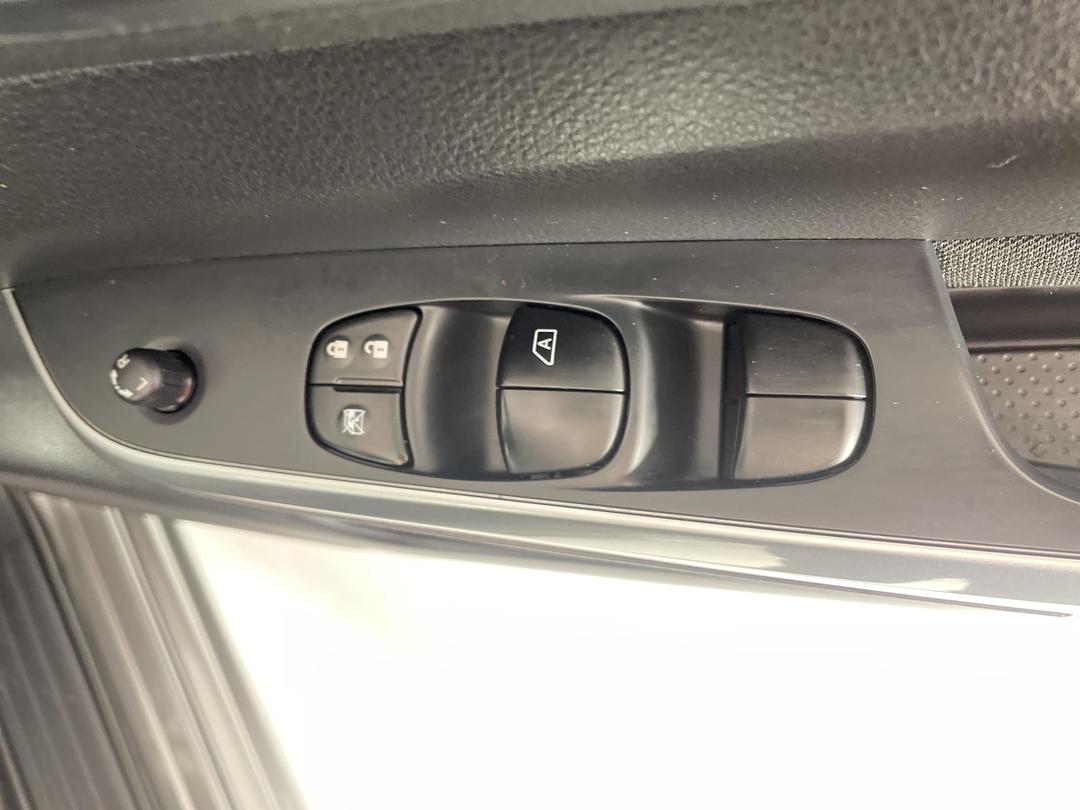 Photo '24' of Nissan Navara