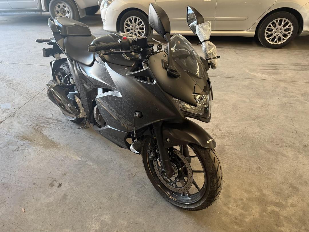 Photo '3' of Suzuki GSX250 Frlm4 Photo '3' of Suzuki GSX250 Frlm4