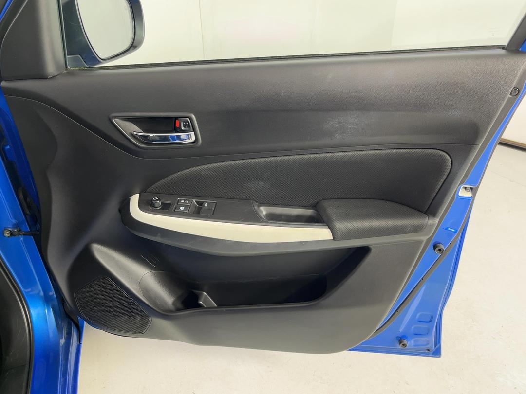Photo '15' of Suzuki Swift