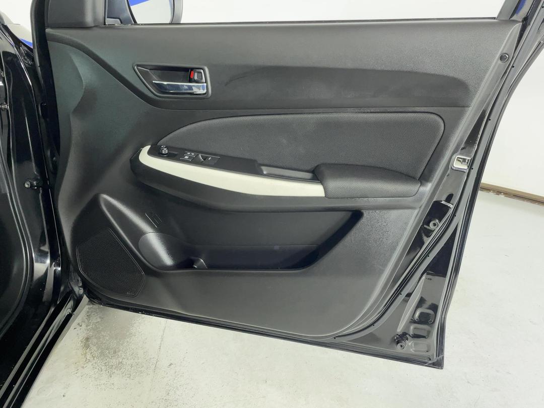 Photo '15' of Suzuki Swift
