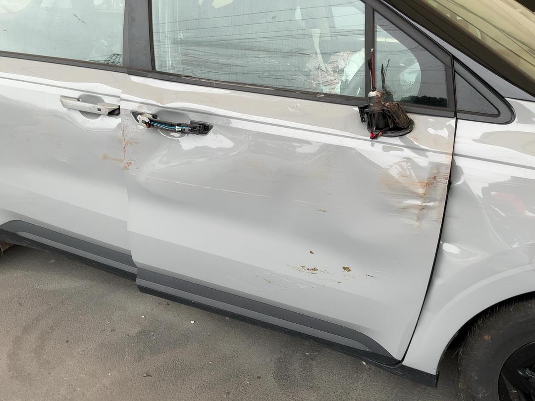 Photo '8' of KIA Carnival EX Photo '8' of KIA Carnival EX