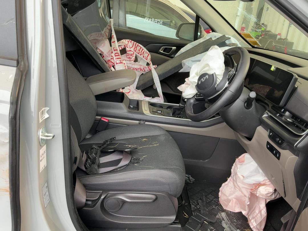 Photo '14' of KIA Carnival EX Photo '14' of KIA Carnival EX