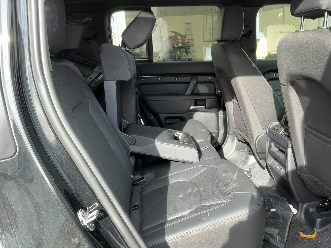 Photo '18' of Land Rover Defender 110 D250 S Photo '18' of Land Rover Defender 110 D250 S