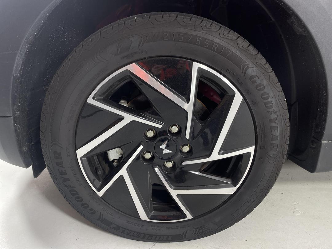 Photo '10' of Mahindra XUV