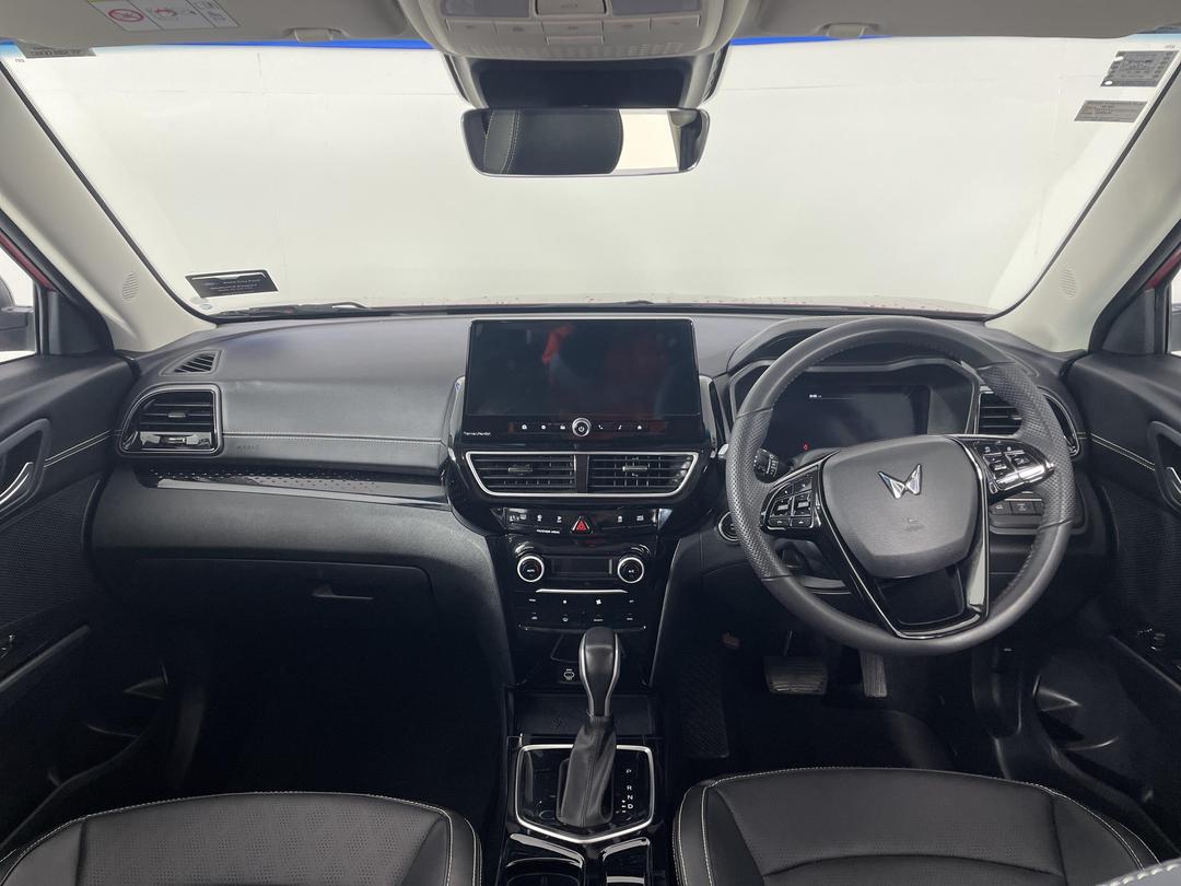 Photo '17' of Mahindra XUV