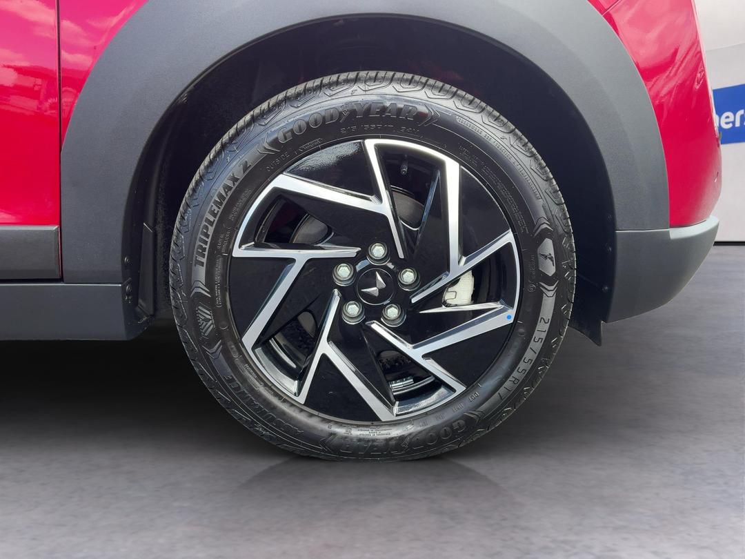 Photo '9' of Mahindra XUV