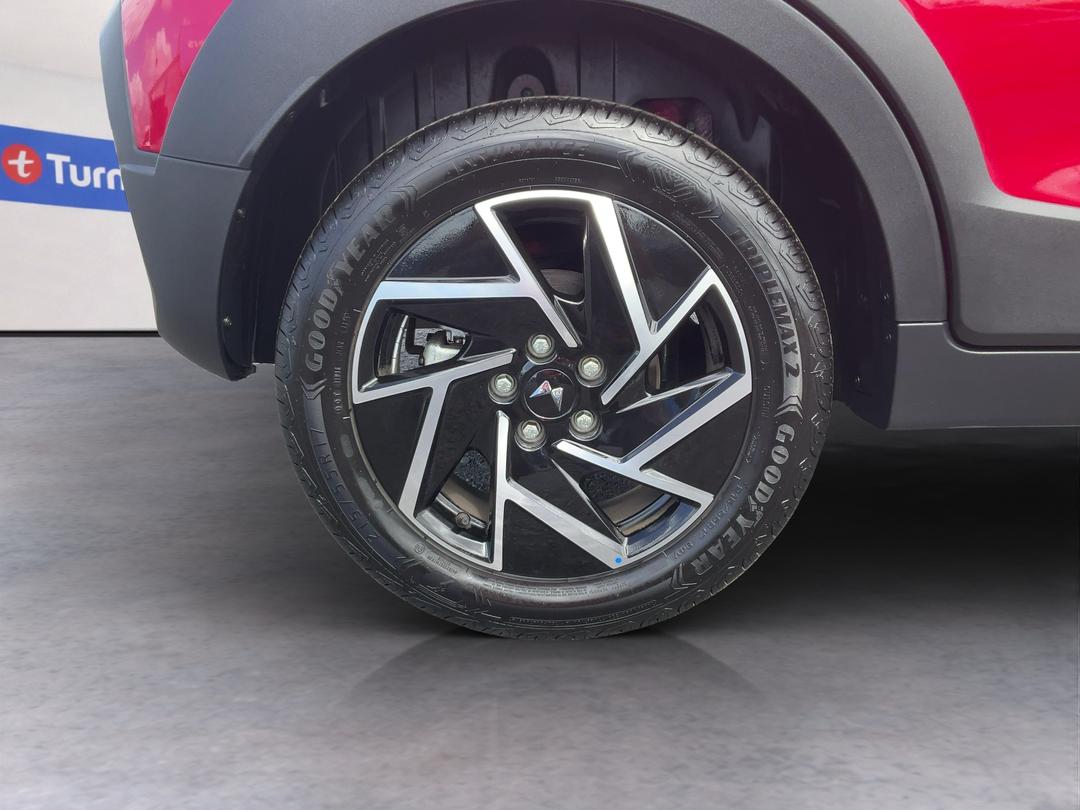 Photo '12' of Mahindra XUV