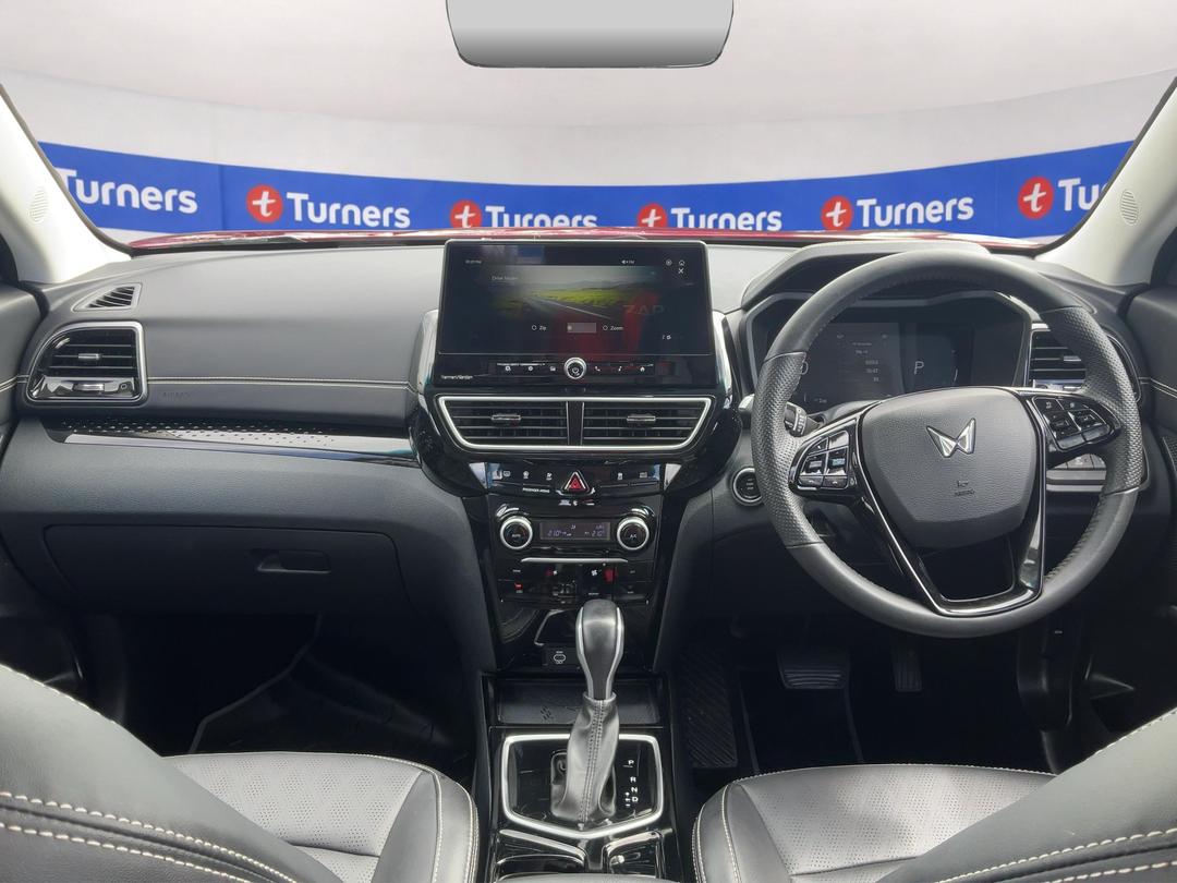 Photo '17' of Mahindra XUV