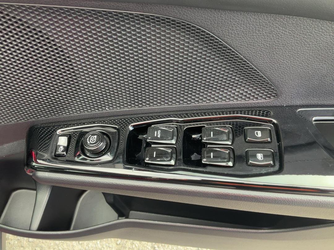 Photo '23' of Mahindra XUV