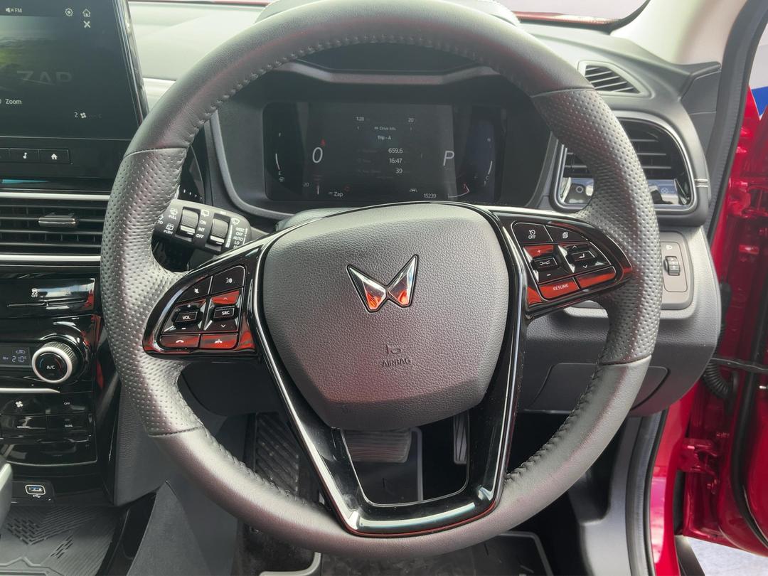 Photo '25' of Mahindra XUV