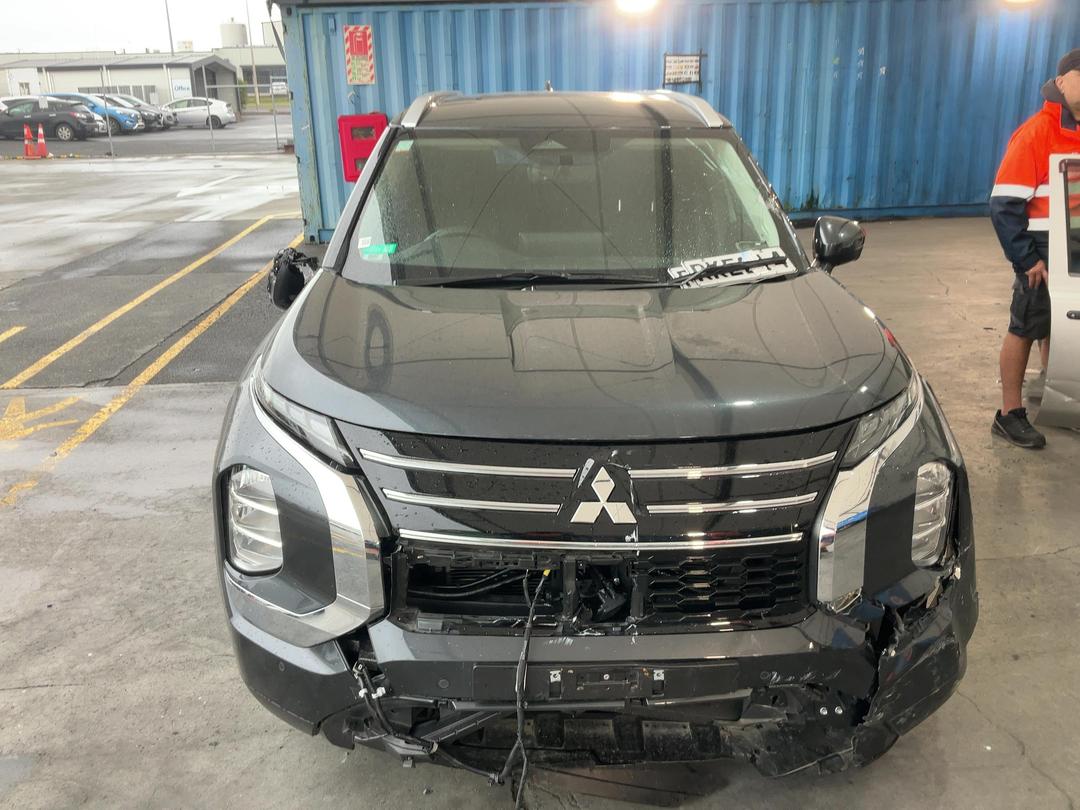 Photo '4' of Mitsubishi Outlander LS Photo '4' of Mitsubishi Outlander LS