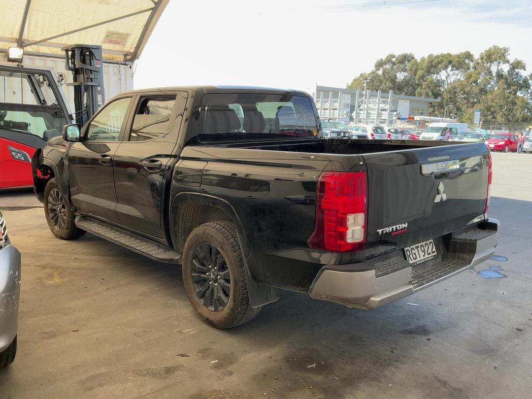 Photo '5' of Mitsubishi Triton DC GLX Sport 4WD 6AT Photo '5' of Mitsubishi Triton DC GLX Sport 4WD 6AT