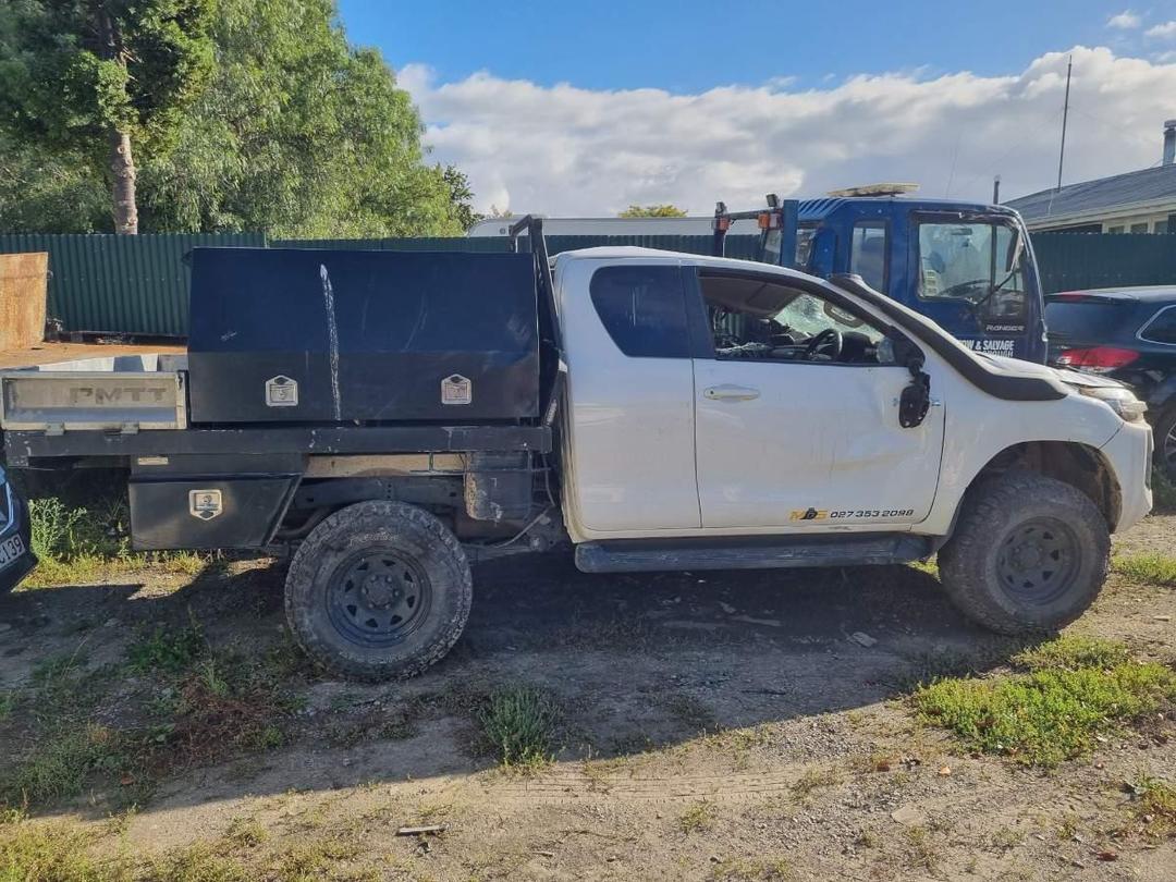 Photo '6' of Toyota Hilux SR TD EC/CC