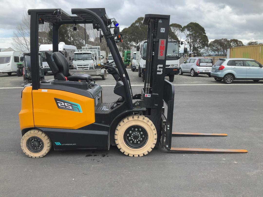 Photo '3' of UN 2.5T Electric Forklift