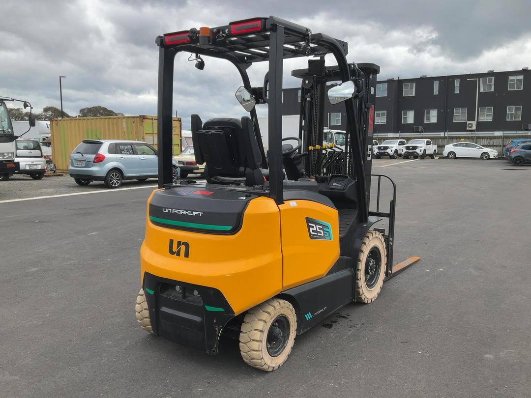Photo '4' of UN 2.5T Electric Forklift