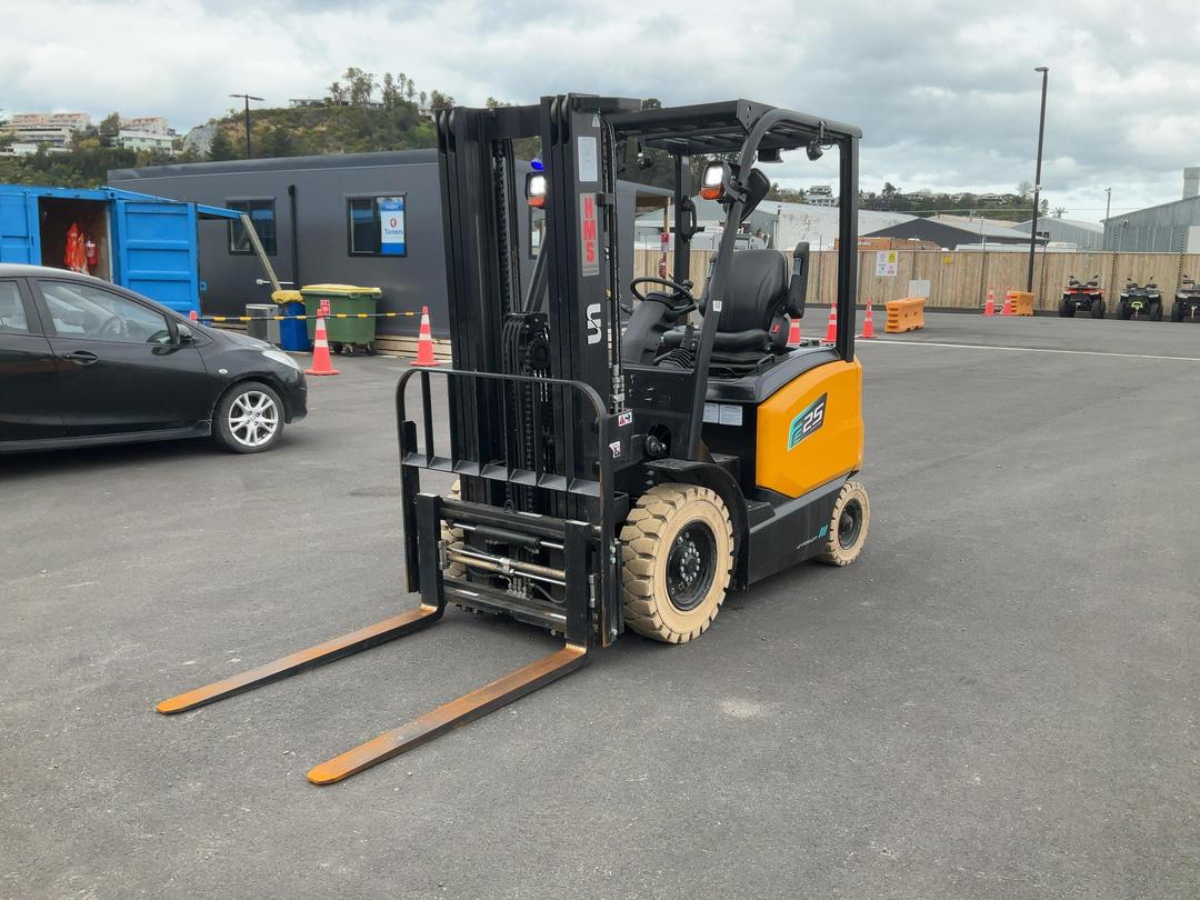 Photo '9' of UN 2.5T Electric Forklift