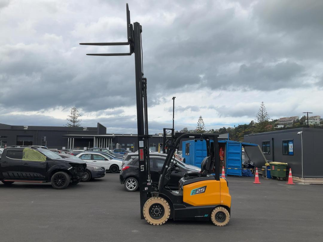 Photo '8' of UN 2.5T Electric Forklift
