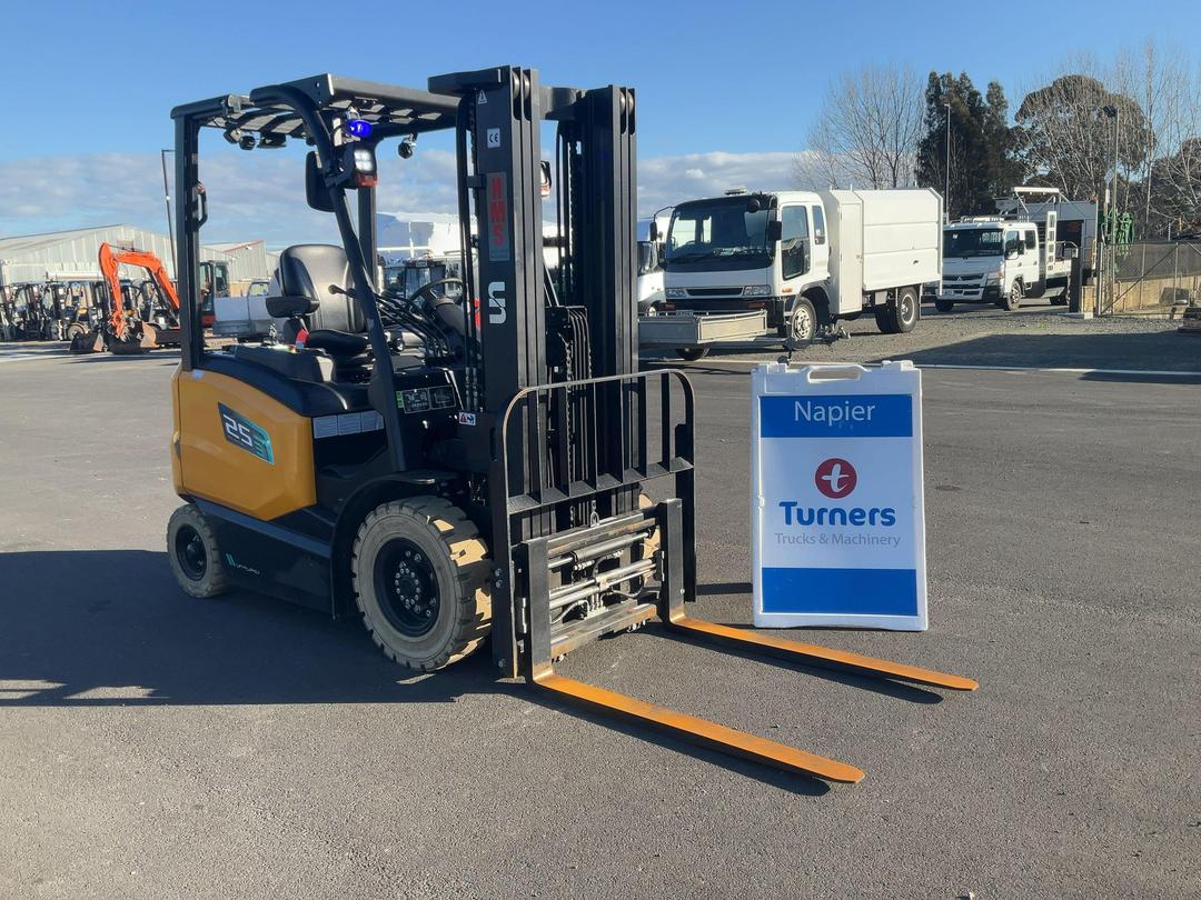 Photo '1' of UN 2.5T Electric Forklift