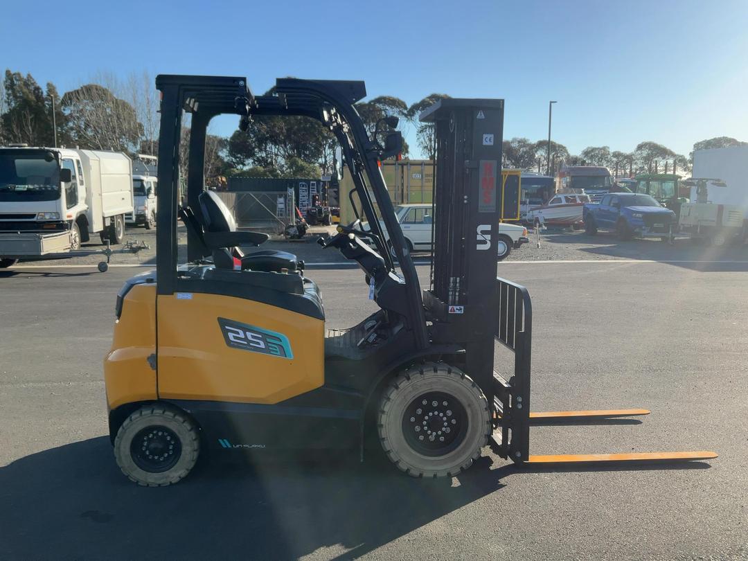 Photo '3' of UN 2.5T Electric Forklift