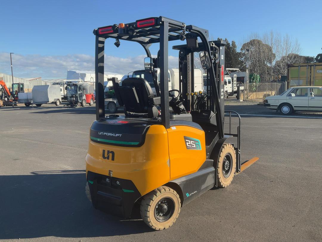 Photo '4' of UN 2.5T Electric Forklift