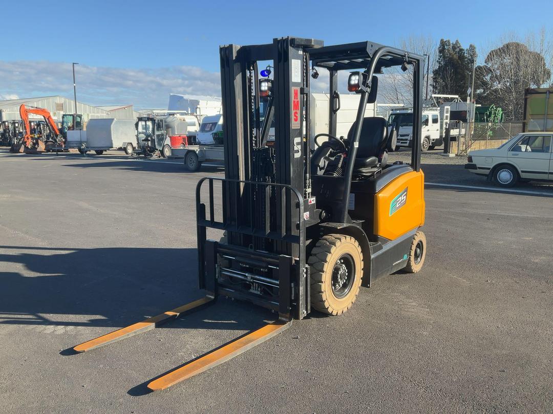 Photo '9' of UN 2.5T Electric Forklift