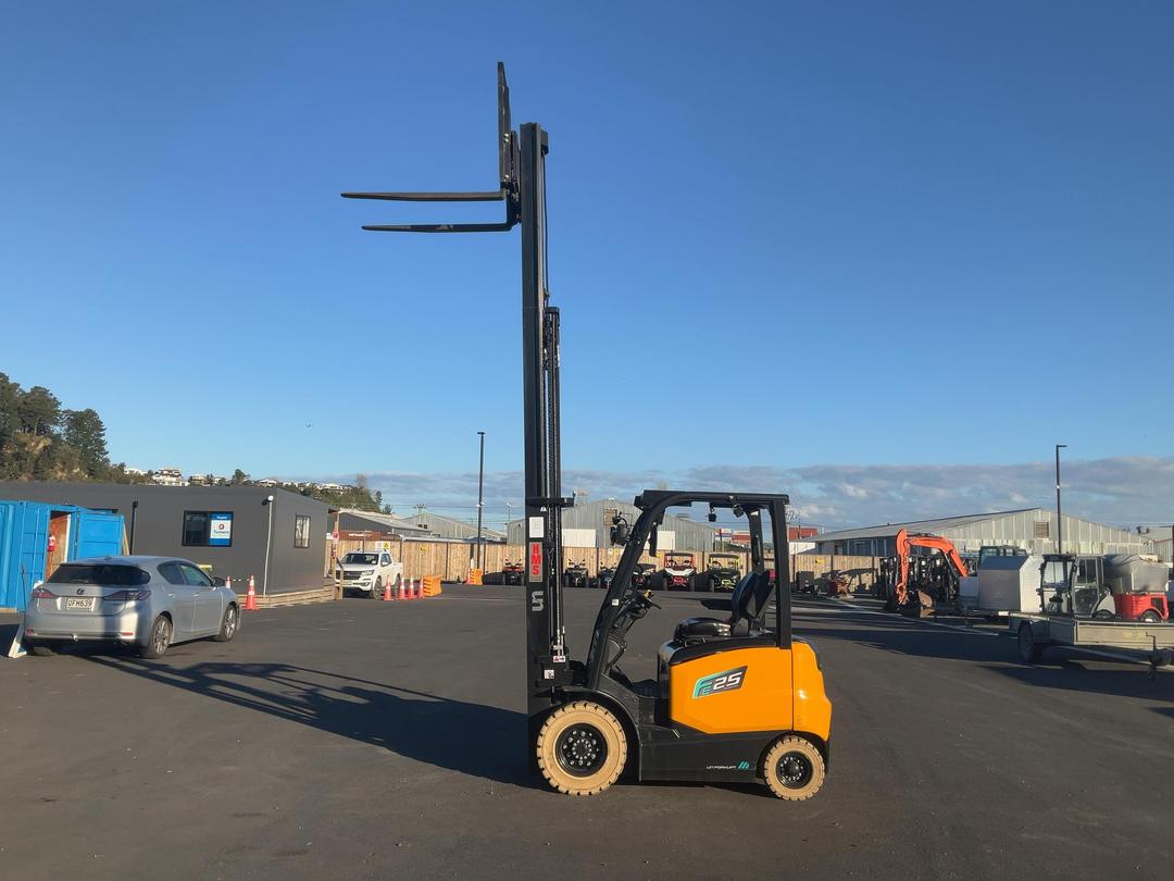 Photo '8' of UN 2.5T Electric Forklift