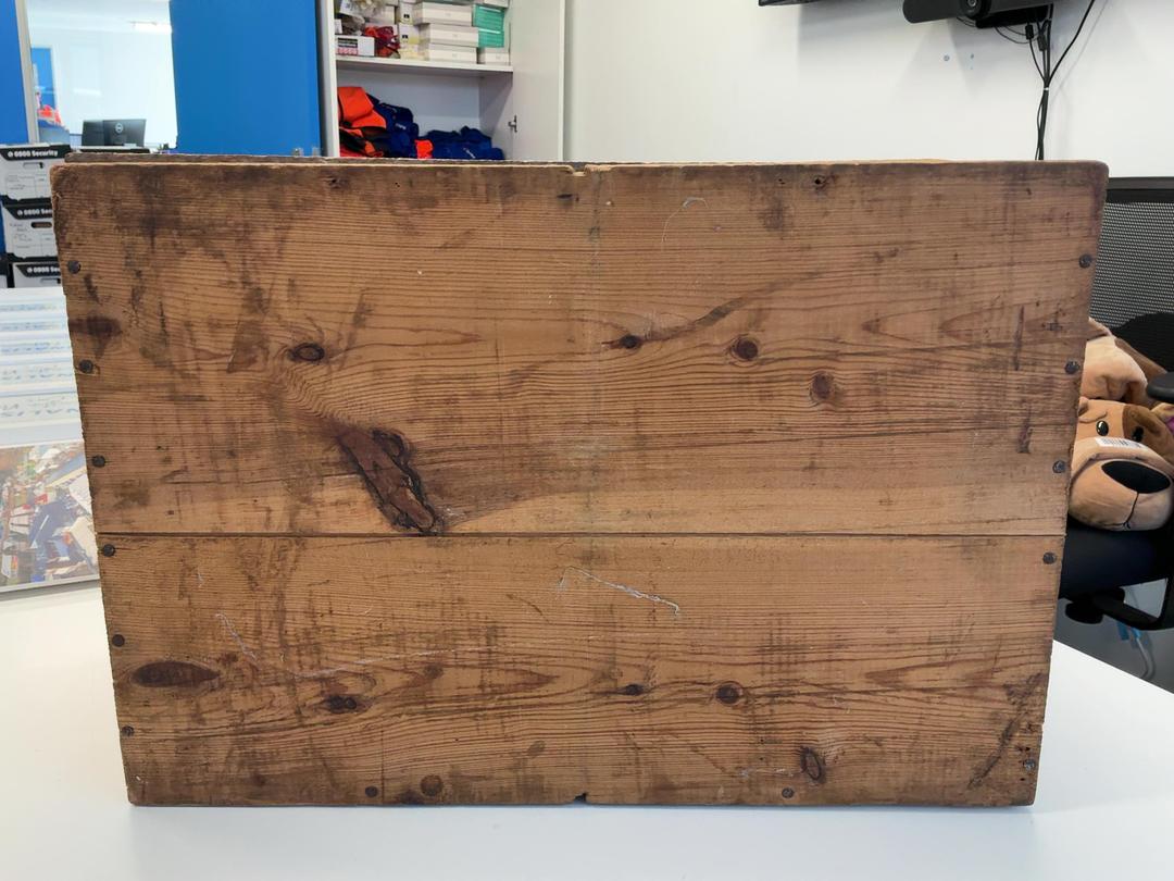 Photo '2' of Black & White Scotch Whisky wooden box Photo '2' of Black & White Scotch Whisky wooden box