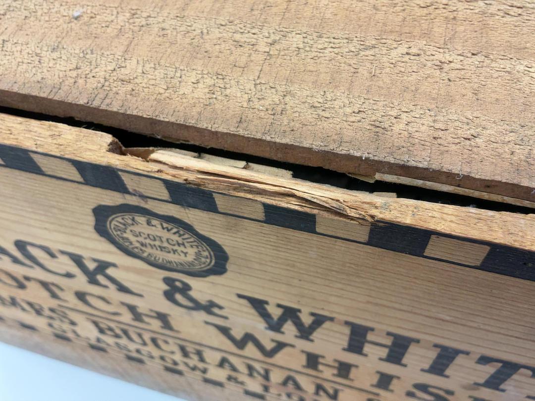 Photo '3' of Black & White Scotch Whisky wooden box Photo '3' of Black & White Scotch Whisky wooden box