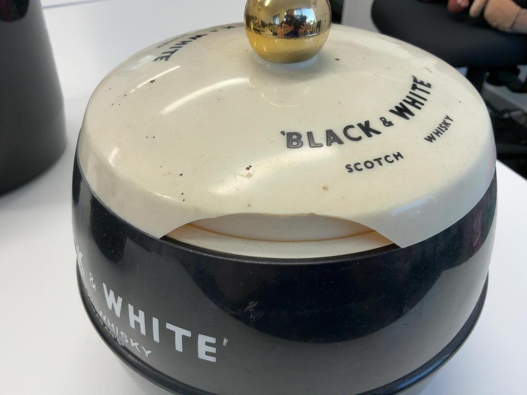 Photo '2' of Black & White Scotch Whisky containers Photo '2' of Black & White Scotch Whisky containers