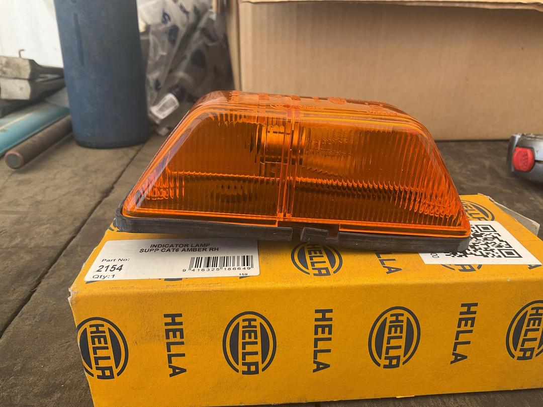 Photo '2' of Hella Indicator Lamp Cat6 Amber RH Photo '2' of Hella Indicator Lamp Cat6 Amber RH