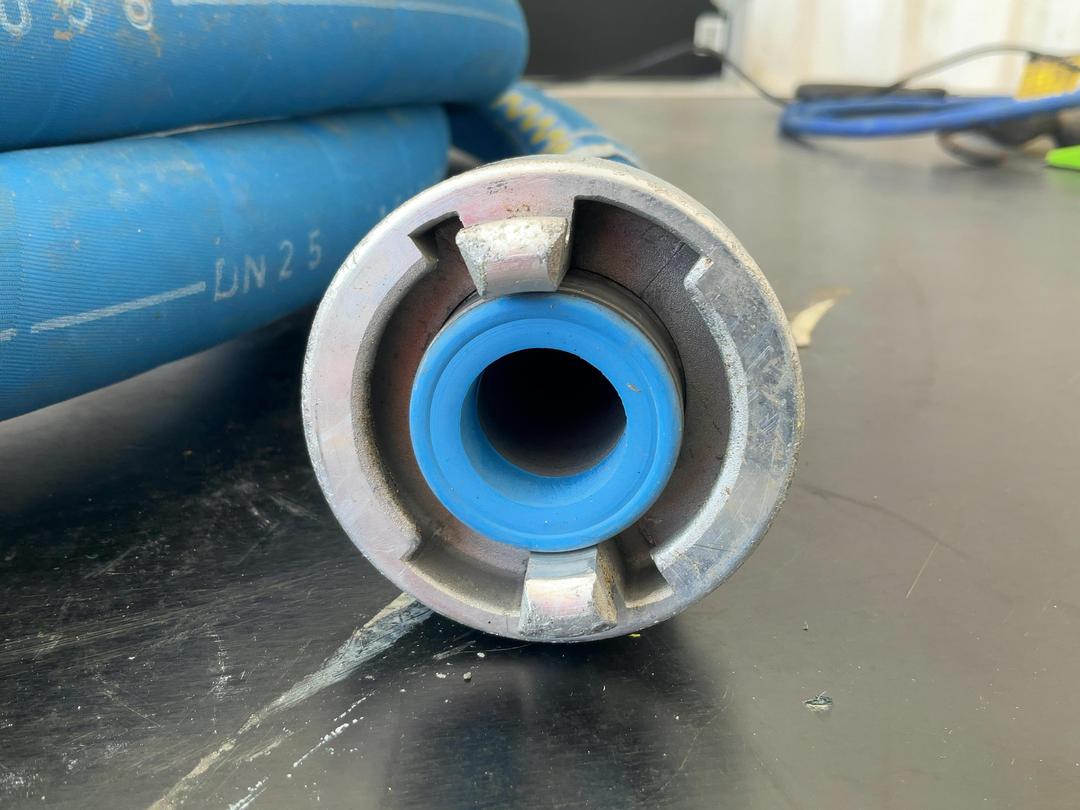 Photo '3' of Continental Contitech Aquapal Twist Lock Water Hoses x2 Photo '3' of Continental Contitech Aquapal Twist Lock Water Hoses x2